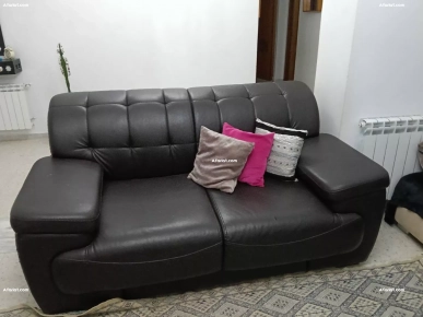 salon cuire noir avec table basse et meuble tv