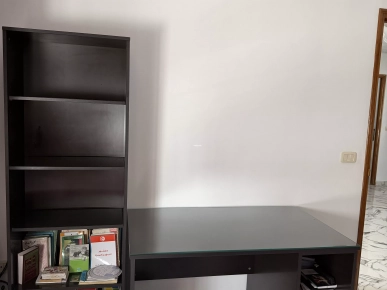 Bureau avec étagères
