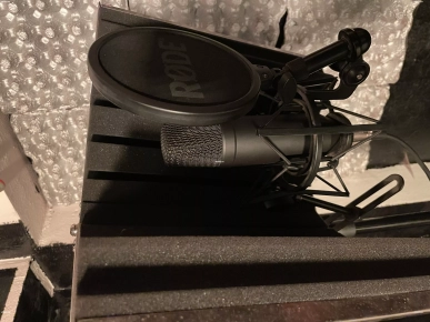 Rode NT1 + Sheild + Scarlett3 Solo + AKG