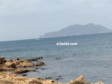 terrain près de la mer