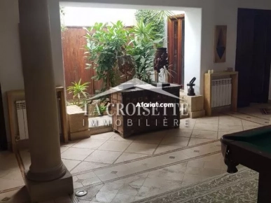Villa S+6 meublée avec piscine à La Soukra   MVL1284