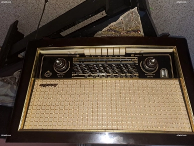 Trois radio de collection Grundig Saba et point bleu  bande FM Trois radio de collection Grundig Saba et point bleu  bande FM