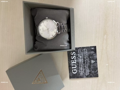 montre pour femme de la collection Guess cristaux Swarovski