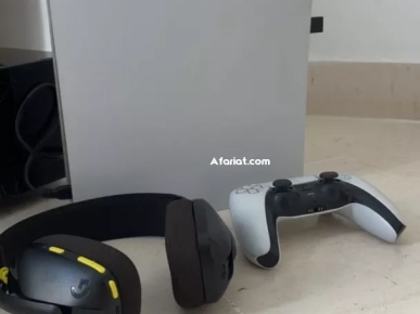 PlayStation 5 Avec une manette et un casque Bluetooth et 2 jeux