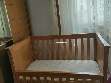 lit bébé avec matelas et accessoires comme photo