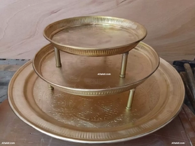 3 Plateaux marocain pieds en cuivre. D: 32, 42, 62, H: 13 cm .