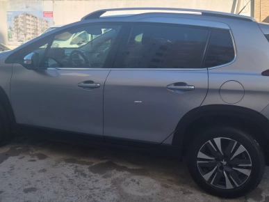 Femme vend Peugeot 2008 1.2 5CV