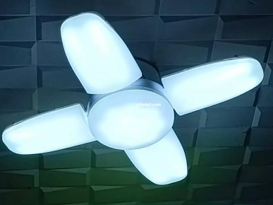 d'une lampe de garage à LED de 60W avec un culot