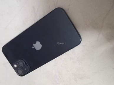 Je mets en vente mon Iphone 13 à  900 d. Appeler 96 124 719.