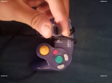 للبيع جهاز Wii مع يد تحكم GameCube ويد PS2 وقرص FIFA 13،