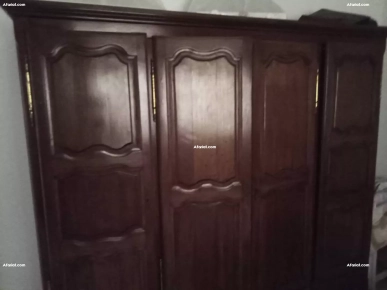 garde robe + 2 table de nuit en bois massif le tous a 800 dinars garde robe + 2 table de nuit en bois massif le tous a 800 dinars