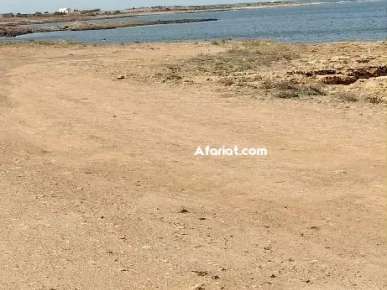 terrain près de la mer