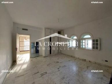 Villa S+5 avec piscine à La Soukra MVL1647