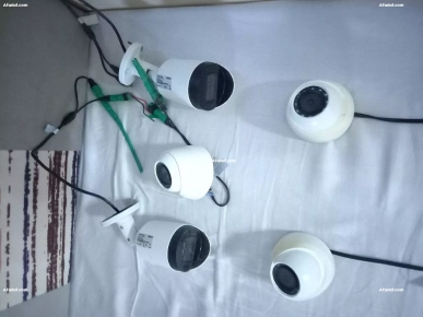 Vend des caméras de surveillance avec accessoires