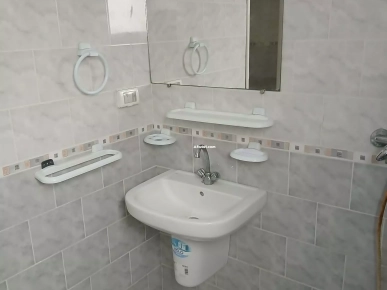 STUDIO pour etudiantes ou couple A 100m arrêt de metro