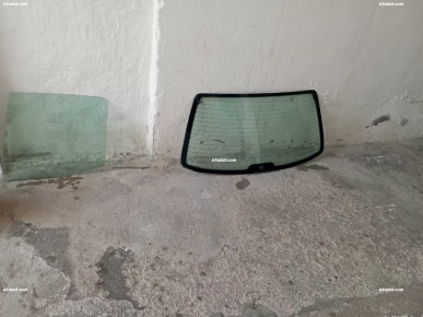 a vendre lunette arrière Peugeot 106+ fenetre porte arrière goche