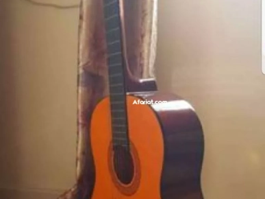 Guitare à vendre jolie guitare avec sac