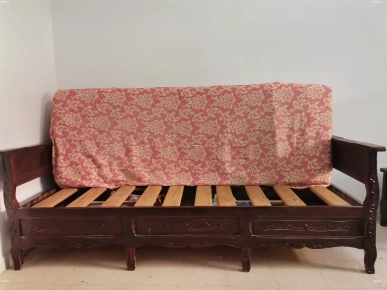 Salon en bois de 3 bancs avec une table