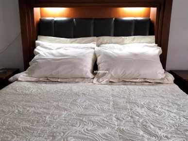 Chambre à coucher bon prix : Lit double+2tables de nuit +commode