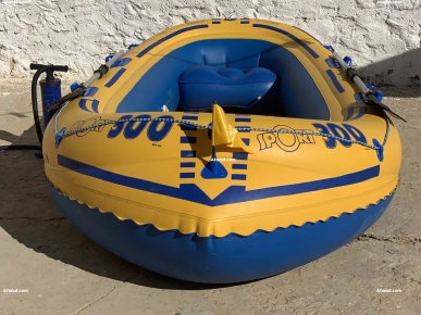 bateau gonflable avec 2 pagaie et
