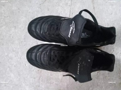 crampon pointue 39.. marque connue ....très souple ..prix 50 d
