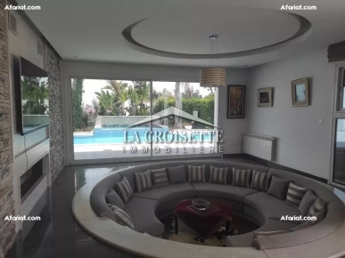 Villa de maître S+4 vide ou meublée à La Soukra ZVL0698