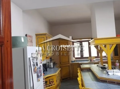 Villa S+6 meublée avec piscine à La Soukra   MVL1284
