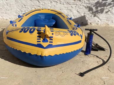 bateau gonflable avec 2 pagaie et