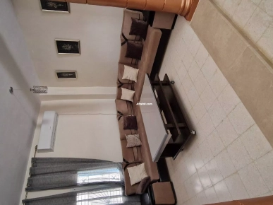 canapé d'angle avec coussins + table basse canapé d'angle avec coussins + table basse