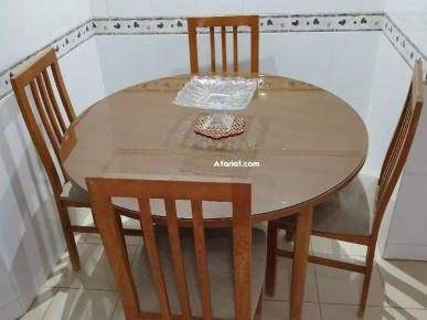 table ronde avec 4 chaises