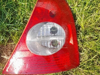feux rouge clio de côté droite