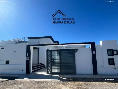 villa avec un piscine près de la mer