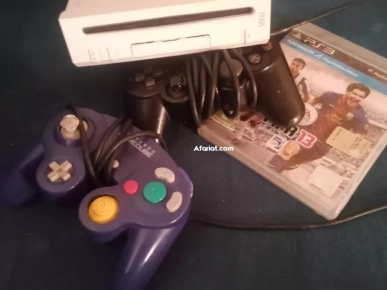 للبيع جهاز Wii مع يد تحكم GameCube ويد PS2 وقرص FIFA 13،