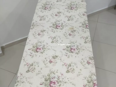 Table à repasser en bois avec paniers