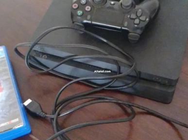 ps4 slim avec deux manette et deux jeux