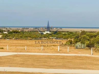 "Terrain avec vue sur la mer".