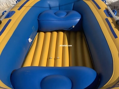 bateau gonflable avec 2 pagaie et