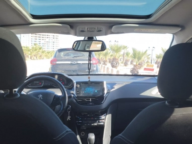 Femme vend Peugeot 2008 1.2 5CV