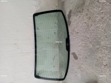 a vendre lunette arrière Peugeot 106+ fenetre porte arrière goche