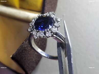 Bijou d'Époque : Bague Faite Main, Saphir et Diamants