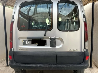 A vendre renault kangoo essence 5 places 5 chevaux année 2002