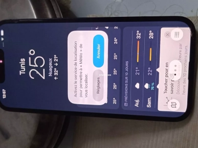 Je mets en vente mon Iphone 13 à  900 d. Appeler 96 124 719.