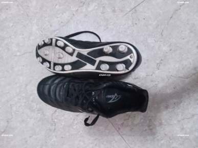 crampon pointue 39.. marque connue ....très souple ..prix 50 d