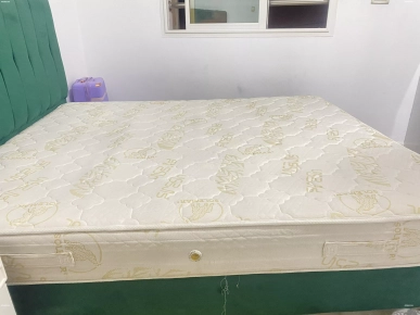 Un lit à vendre avec matelas et 2 coussins et 2 table de nuit