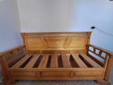Banquette traditionnelle en bois massif – artisanat tunisien