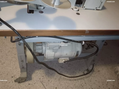Machine à coudre professionnelle, avec table