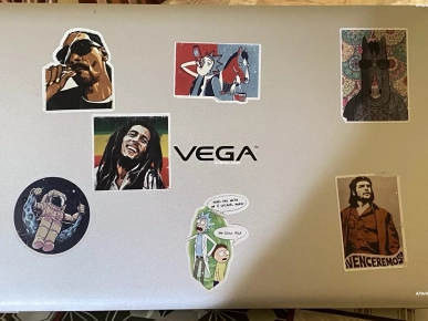 pc Vega book plus a vendre avec chargeur