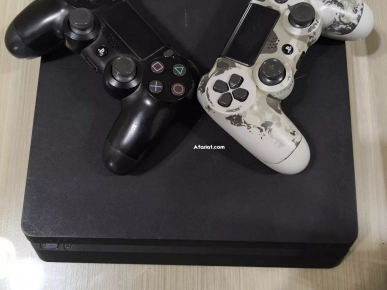 Ps4 slim 1000gb avec 2 manettes et 11jeux installés