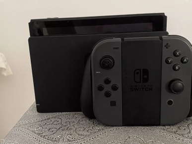 Nintendo Switch + SD 128 Go + Mario – 550 TND négociable