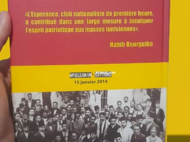 le livre rouge et jaune